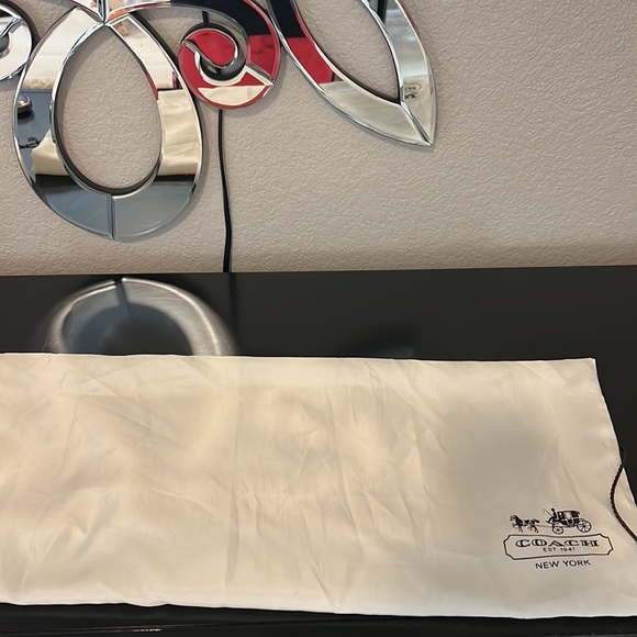 Gorgeous Coach Leather Hobo bag in a camel color. Zip closure, side zip pocket. - Picture 11 of 13